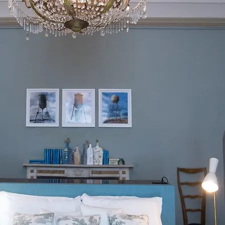 לינה וארוחת בוקר Adastra 4*