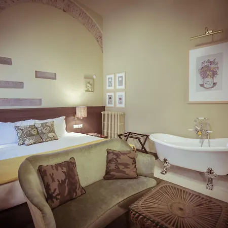 Adastra לינה וארוחת בוקר 4*