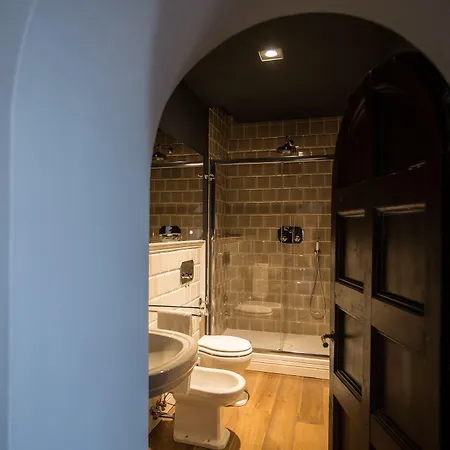 Adastra לינה וארוחת בוקר 4*