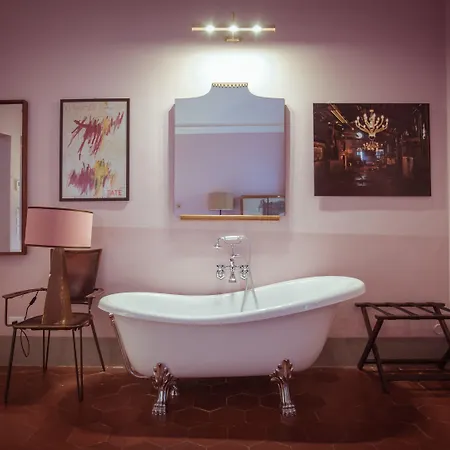 לינה וארוחת בוקר Adastra 4*