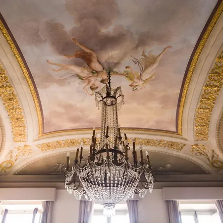 לינה וארוחת בוקר Adastra 4*