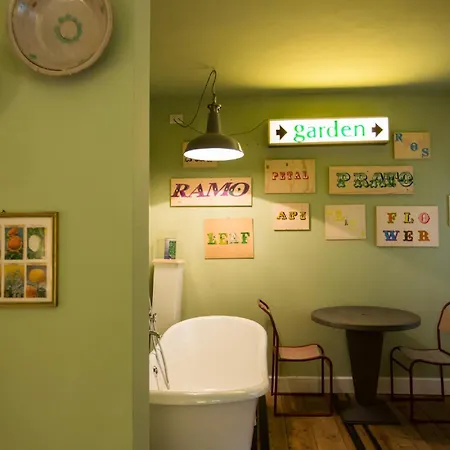 Adastra לינה וארוחת בוקר 4*